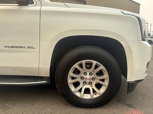 Used 2017 GMC Yukon XL SLT AWD/4WD image 2