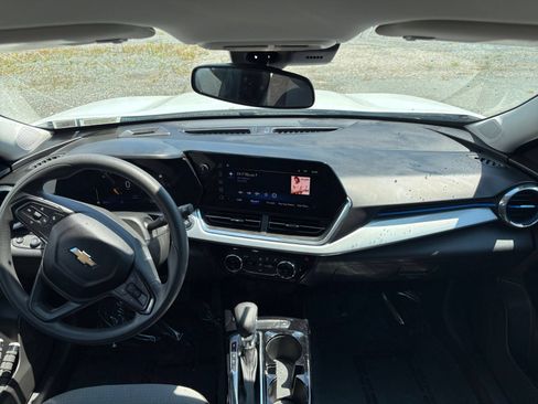 Used 2025 Chevrolet Trax LT FWD image 30