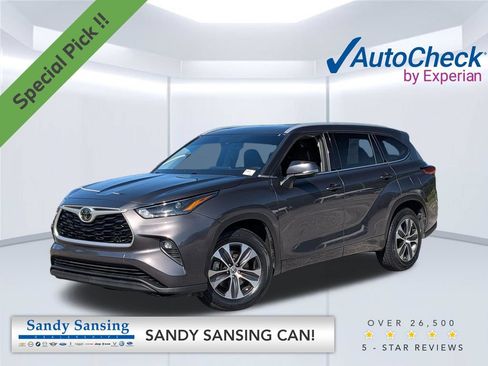 Used 2022 Toyota Highlander XLE FWD image 1