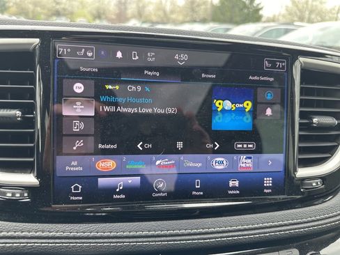 Used 2023 Chrysler Pacifica Touring-L image 14