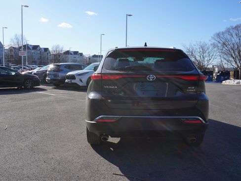 Used 2022 Toyota Venza XLE image 5