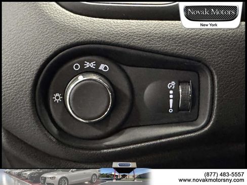 Used 2023 Jeep Renegade Latitude AWD/4WD image 19