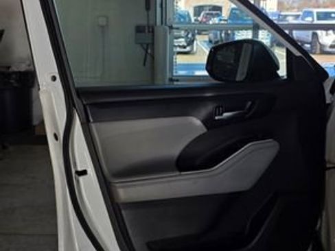 Used 2022 Toyota Highlander XLE image 11