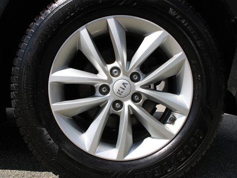 Used 2018 Kia Sorento LX image 19