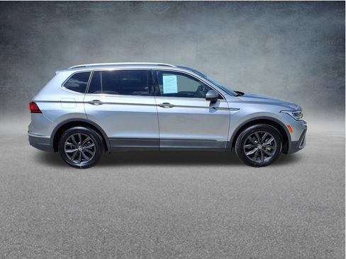 Used 2022 Volkswagen Tiguan SE w/ Panoramic Sunroof Package FWD image 9
