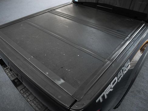 Used 2017 Toyota Tacoma TRD Off-Road w/ Tow Package (A/T) image 11