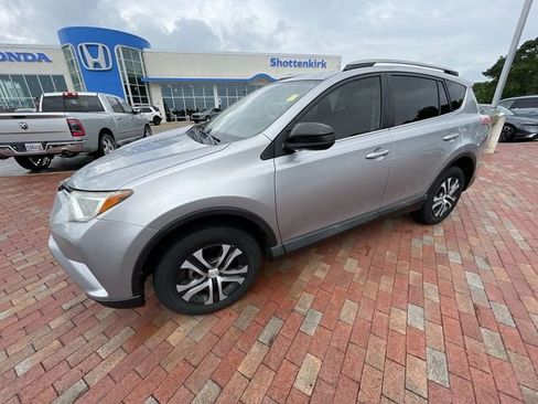 Used 2018 Toyota RAV4 LE FWD image 27