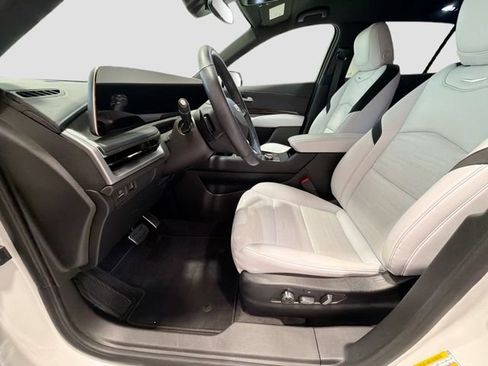 Certified 2025 Cadillac XT4 Sport FWD image 17