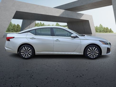 Used 2023 Nissan Altima 2.5 SV image 7