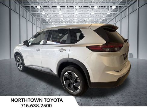 Used 2025 Nissan Rogue SV FWD image 3