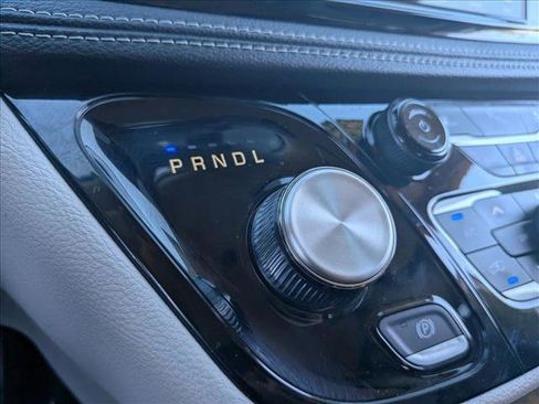Used 2024 Chrysler Pacifica Select image 11