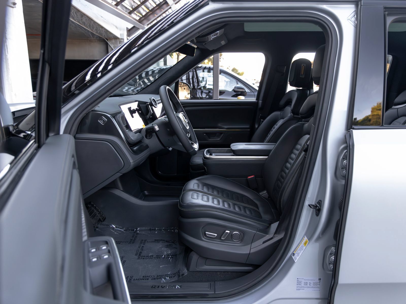 Used 2025 Rivian R1S Adventure Dual AWD/4WD image 23