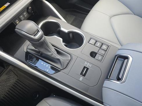 Certified 2025 Toyota Highlander XLE image 25