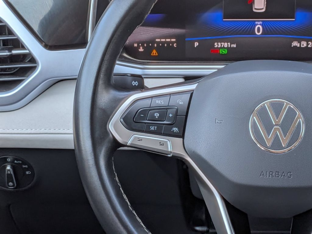 Used 2025 Volkswagen Taos SE AWD/4WD image 17
