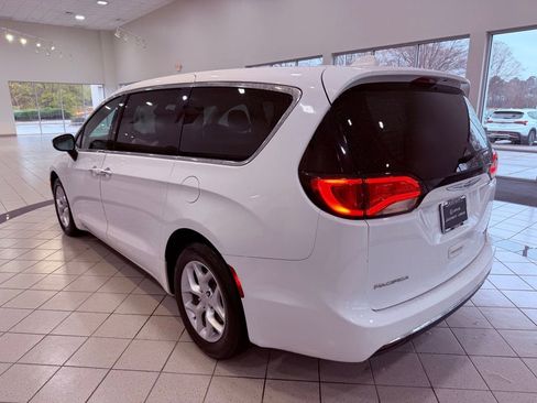 Used 2017 Chrysler Pacifica Touring Plus w/ Tire & Wheel Group image 9