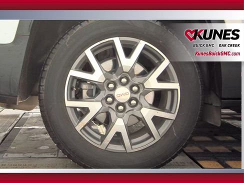 Used 2023 GMC Acadia SLE image 12