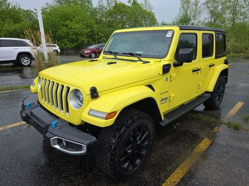 Used 2022 Jeep Wrangler Unlimited Sahara w/ Cold Weather Group AWD/4WD image 9