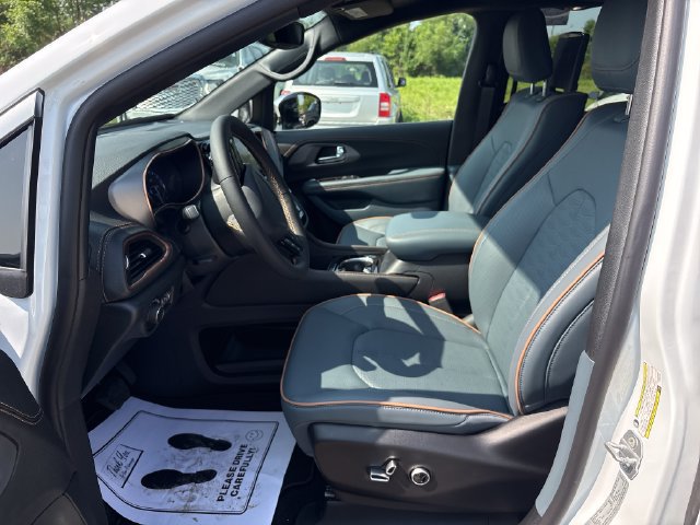 New 2027 Chrysler Pacifica Pinnacle w/ Theater Group AWD/4WD image 8
