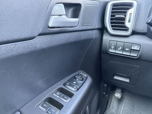 Used 2018 Kia Sportage LX w/ LX Technology Package image 38