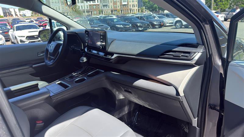 Used 2021 Toyota Sienna XLE AWD/4WD image 15