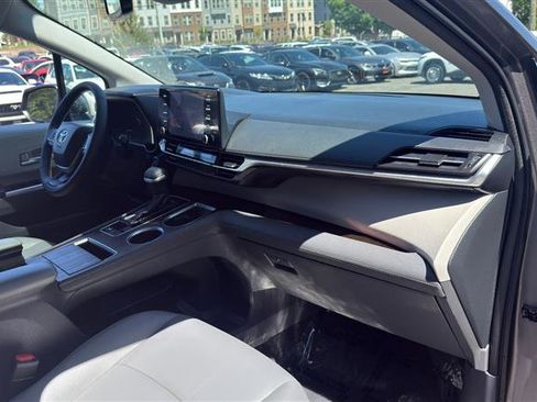 Used 2021 Toyota Sienna XLE AWD/4WD image 15
