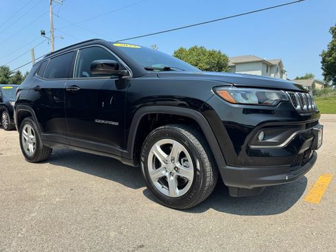 Used 2023 Jeep Compass Latitude w/ Convenience Group AWD/4WD image 3