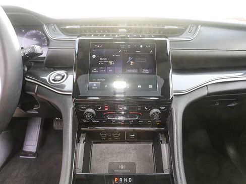 Used 2023 Jeep Grand Cherokee Altitude image 16