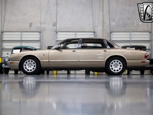 Used 2001 Jaguar XJ8 image 3