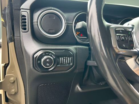 Used 2020 Jeep Gladiator Overland AWD/4WD image 16
