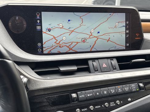 Used 2019 Lexus ES 300h w/ Accessory Package image 24