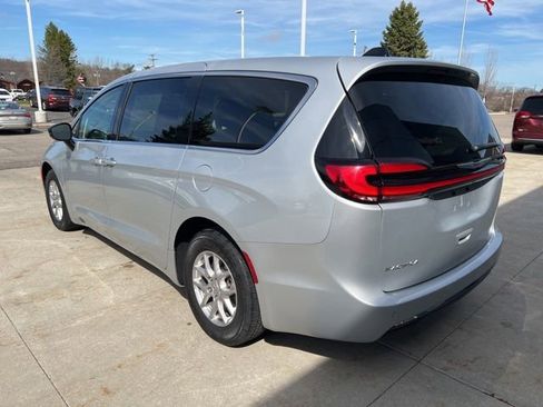 Used 2024 Chrysler Pacifica Touring-L image 4