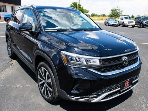 Used 2023 Volkswagen Taos SE image 1