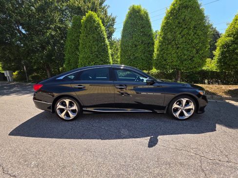 Used 2018 Honda Accord Touring image 6