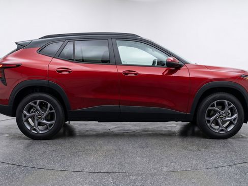 Used 2025 Chevrolet Trax LT FWD image 11