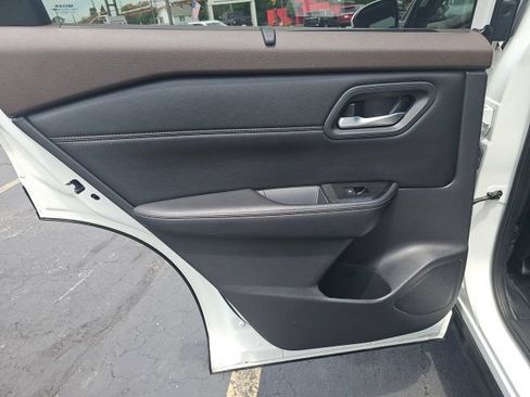 Used 2023 Nissan Rogue SV w/ SV Premium Package AWD/4WD image 17