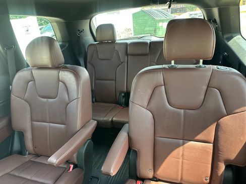 Used 2024 Kia Telluride EX w/ EX Captain's Chair Package AWD/4WD image 19