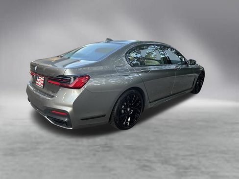 Used 2022 BMW 740i w/ M Sport Package RWD image 4