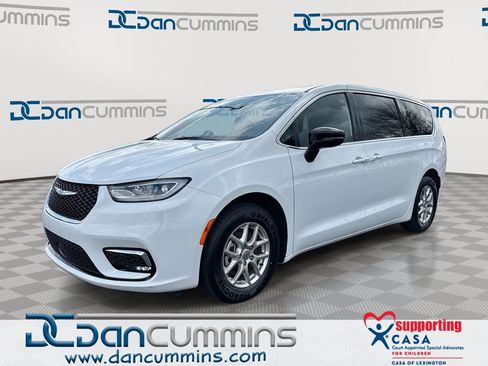 Used 2025 Chrysler Pacifica Select image 1