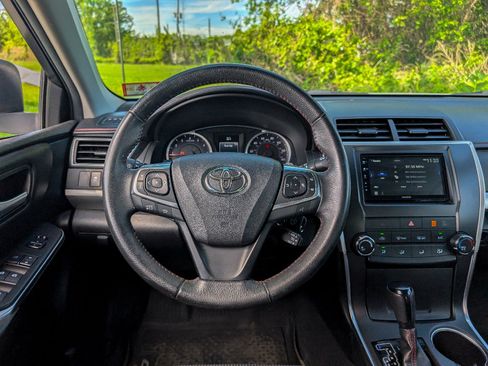 Used 2017 Toyota Camry SE w/ Moonroof Package FWD image 30