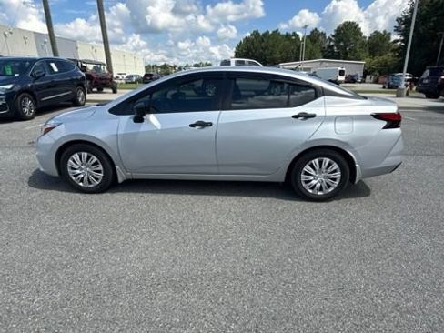 Used 2021 Nissan Versa S FWD image 3