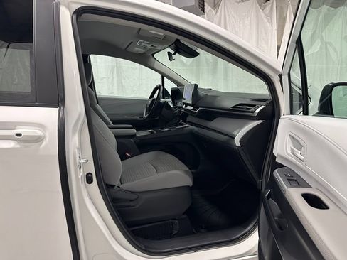 Used 2025 Toyota Sienna LE FWD image 57
