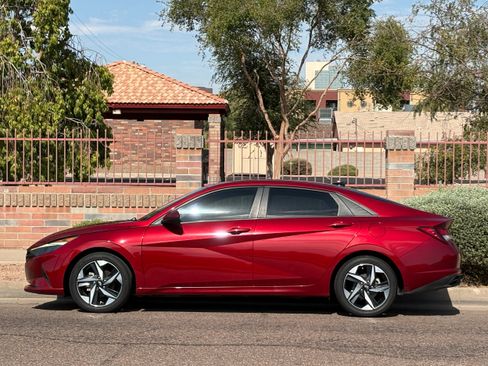 Used 2023 Hyundai Elantra SEL w/ Convenience Package FWD image 3