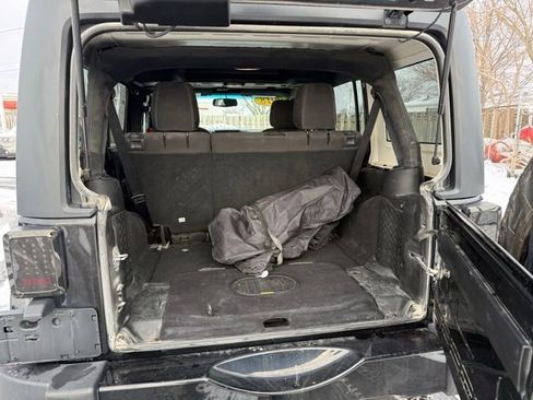 Used 2018 Jeep Wrangler Unlimited Sahara w/ Connectivity Group image 18