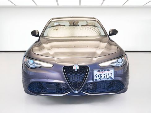 Used 2018 Alfa Romeo Giulia image 2