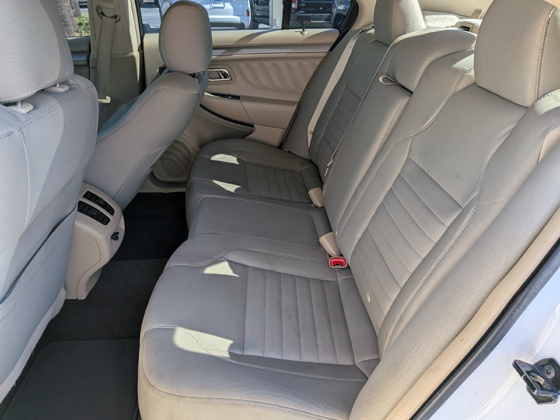 Used 2015 Ford Taurus SE FWD image 15