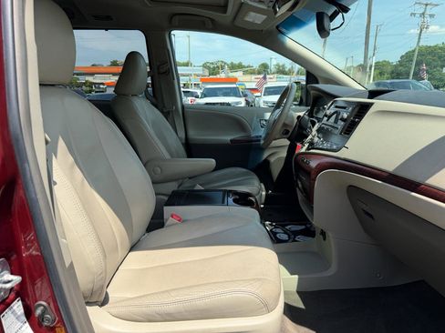 Used 2014 Toyota Sienna XLE AWD/4WD image 24