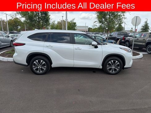 Used 2023 Toyota Highlander XLE FWD image 2