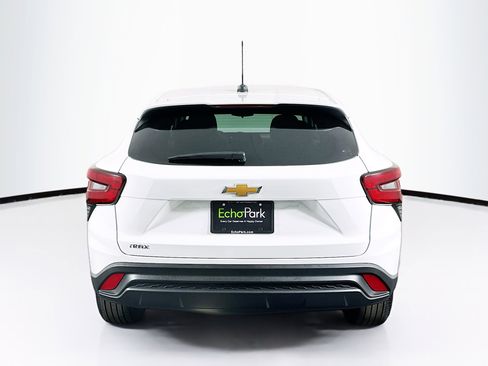 Used 2025 Chevrolet Trax LS image 7