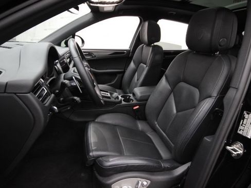 Used 2023 Porsche Macan image 11