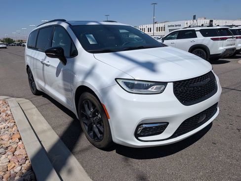 Used 2025 Chrysler Pacifica Limited FWD image 4